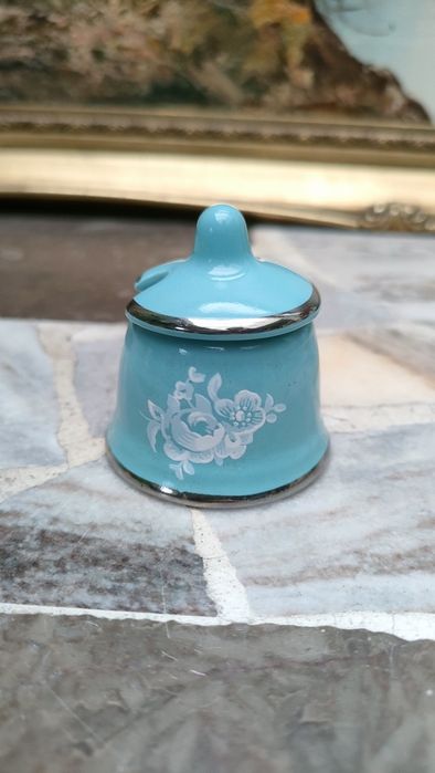 Maleńki porcelanowy przyprawnik, pojemniczek z pokrywką