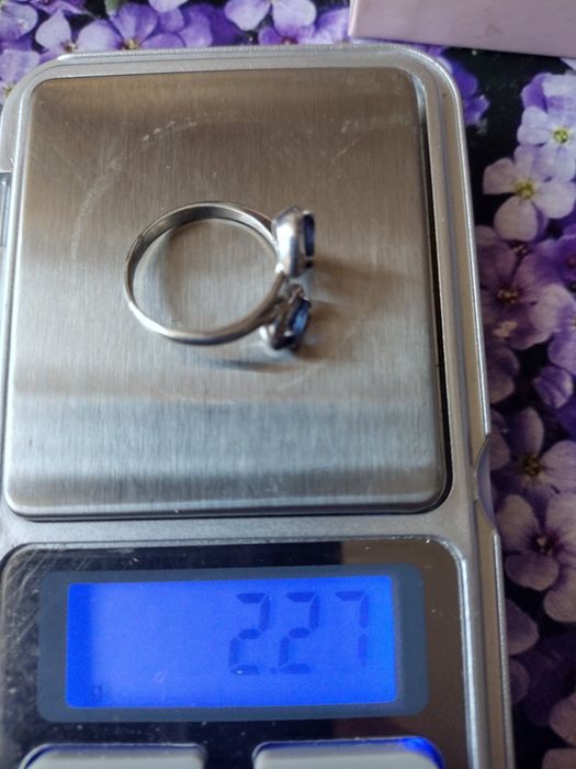 продам срібну каблучку з сапфірами 17р