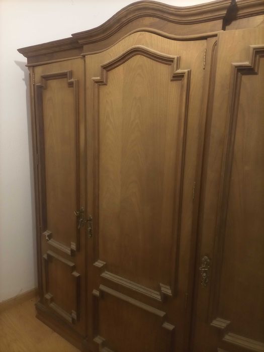 Guarda roupa três portas em madeira