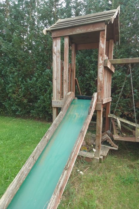 Plac zabaw  domek huśtawka piaskownica