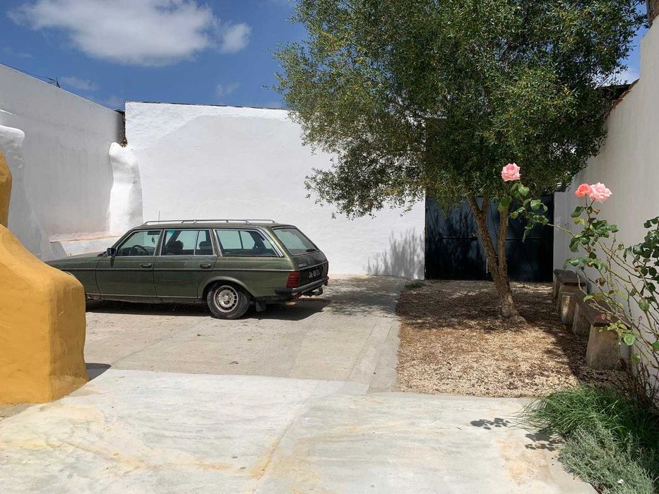 Moradia T0+1 Totalmente renovada a estrear com pátio e estacionamento