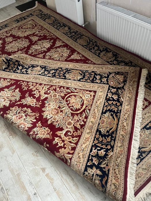 Класичний килим з натуральної 100 % вовни.