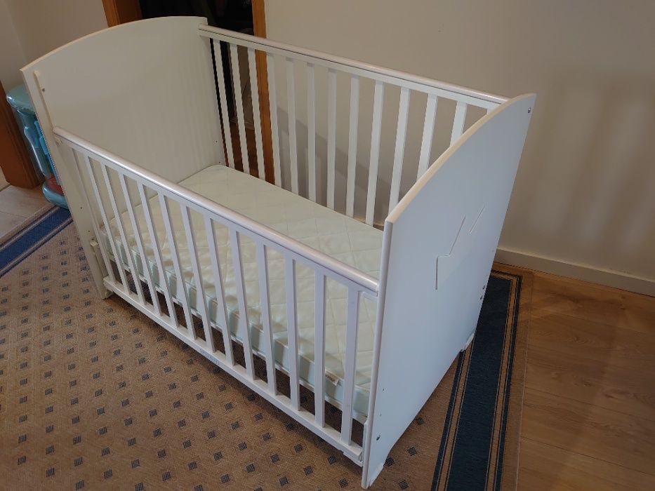 Berço / cama de grades branco de madeira, modelo New Crown