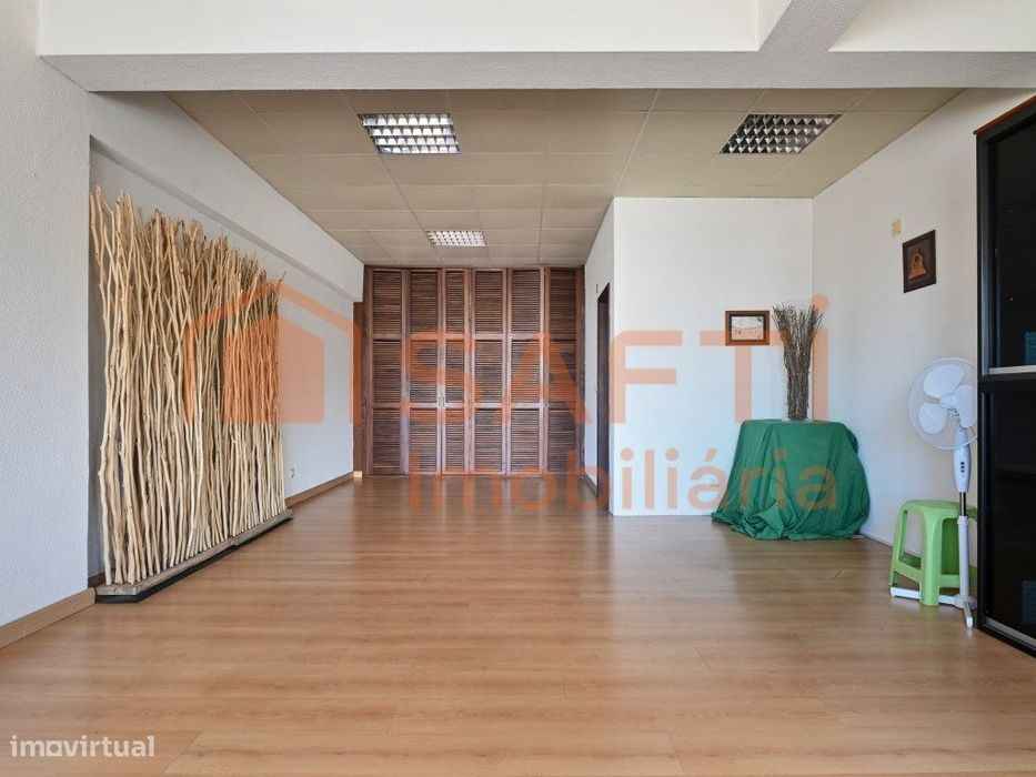 Loja com viabilidade de alteração para habitação - Póvoa de Santo A...