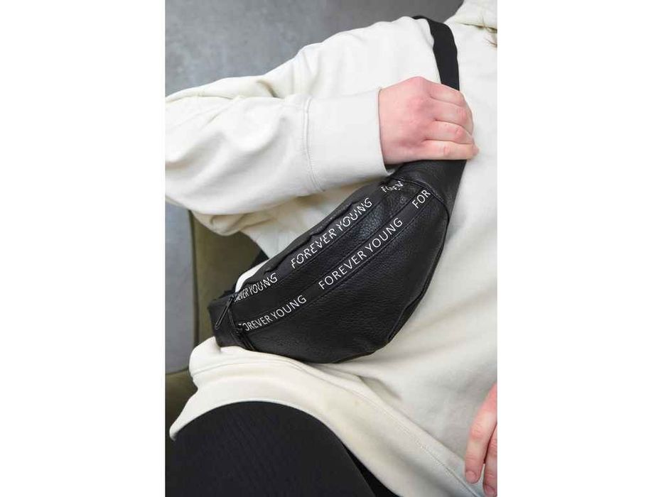 Бананка женская черного цвета