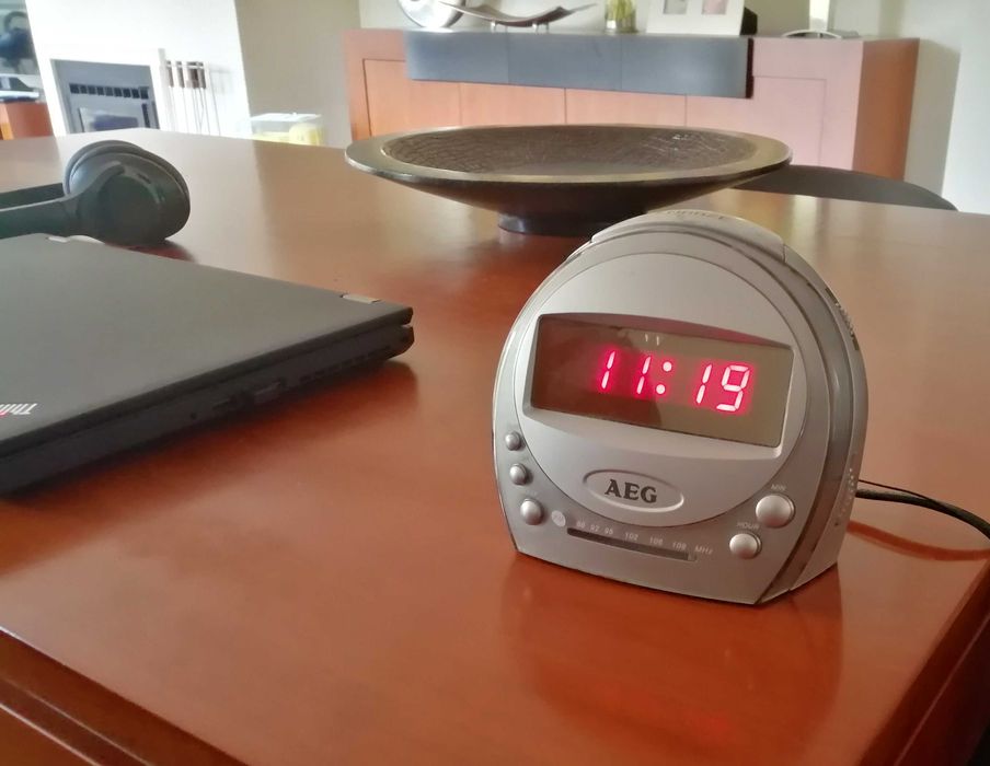 Rádio despertador AEG