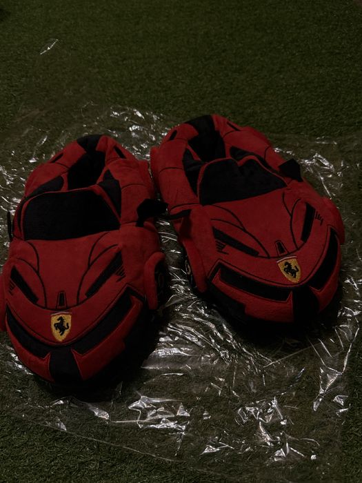 Мʼякі капці червоні домашні чоловічі жіночі на подарунок автт Ferrari