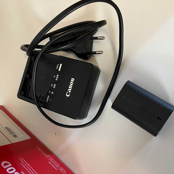 Máquina DSLR Canon 80D