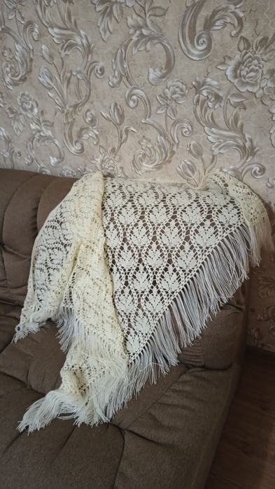 Шаль гачком з бахромою