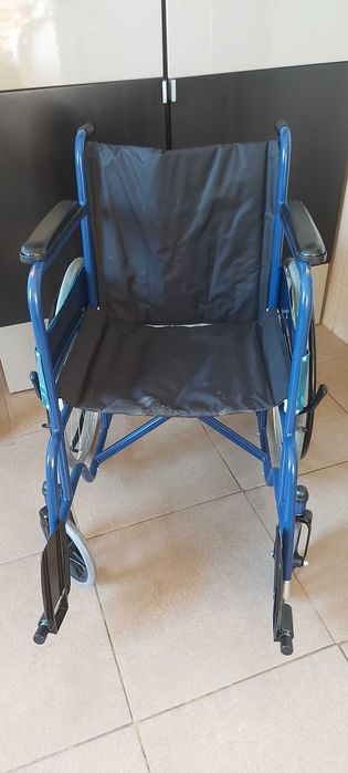 Cadeira de rodas com muito pouco uso só entrego em maos por isso