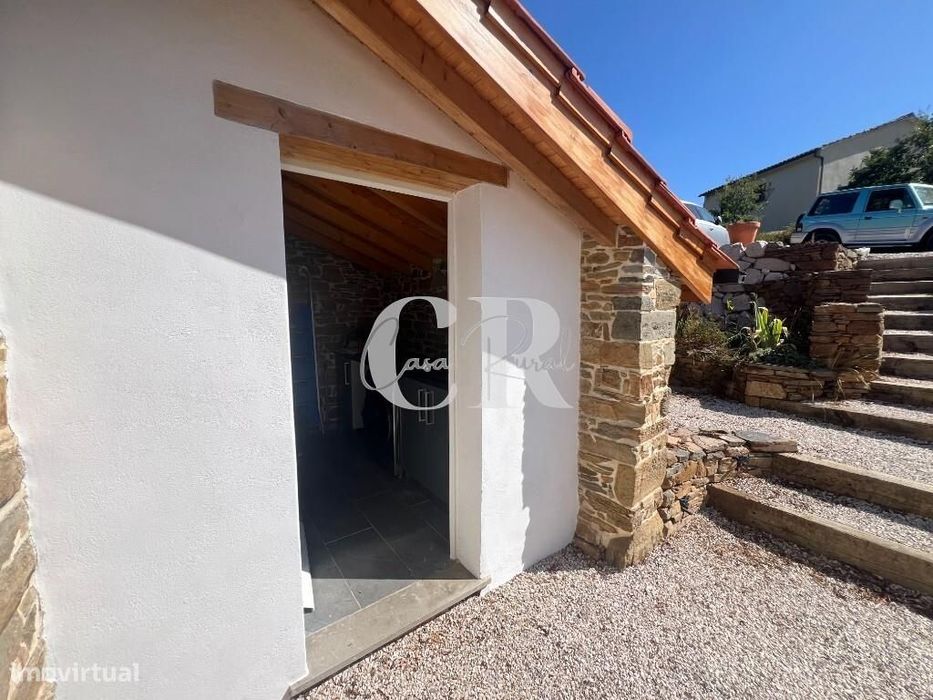 Casa de Pedra Renovada, Ruínas, Riacho, Poços e 15.570m2 de Terreno na