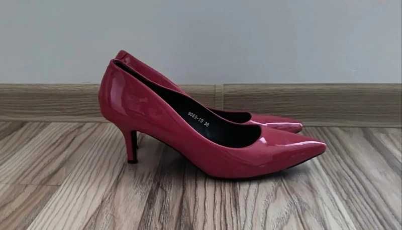 Czerwone czółenka na obcasie kaczuszka Vices rozm 38