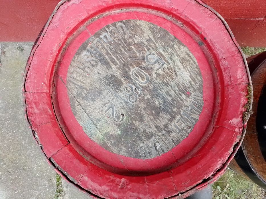 Stare masywne beczki