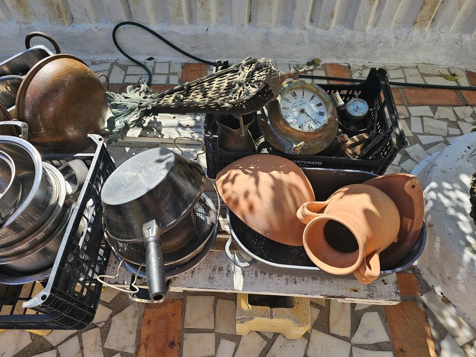 Varias velharias e panelas