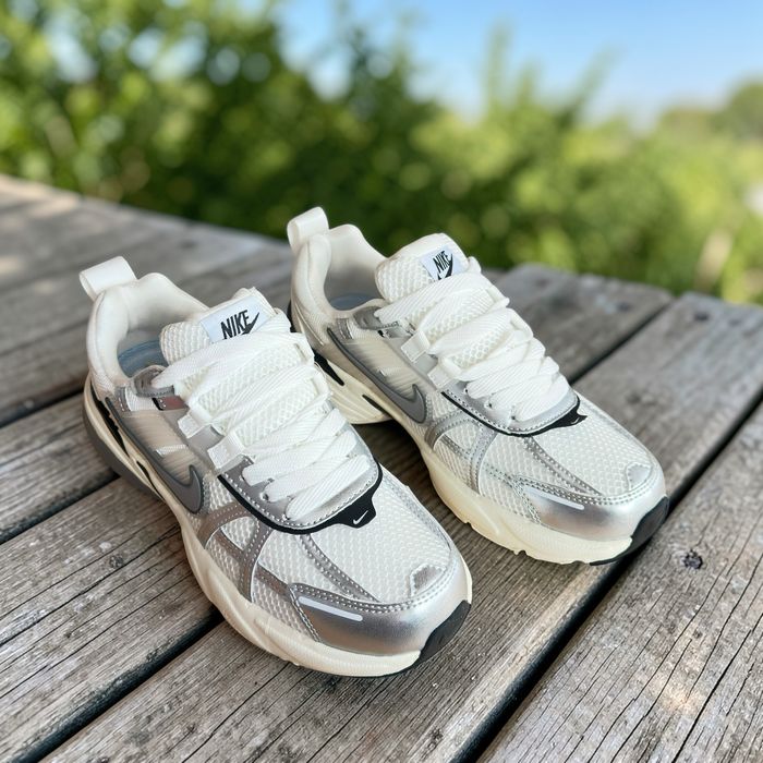 Жіночі кросівки Nike V2K Run beige black silver найк