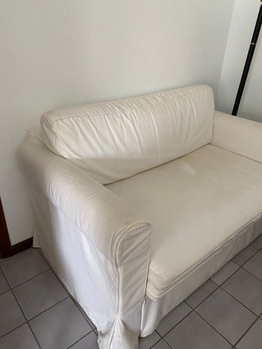 Sofa com 1,40m que aberto faz cama