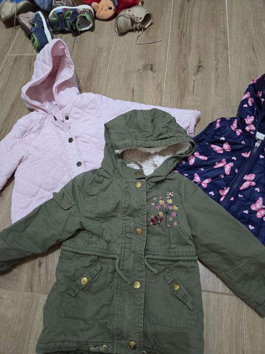 Cztery kurtki i bezrękawnik r. 92