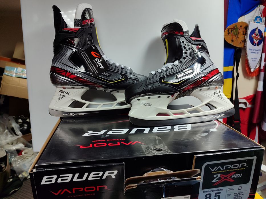 Хоккейна форма (ковзани, щіткі, труси нагруднік, лікті крагиі шоломи)