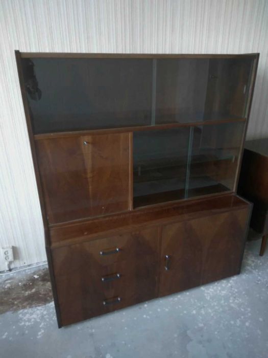 Kredens w stylu vintage. Drewno, wysoki polysk.