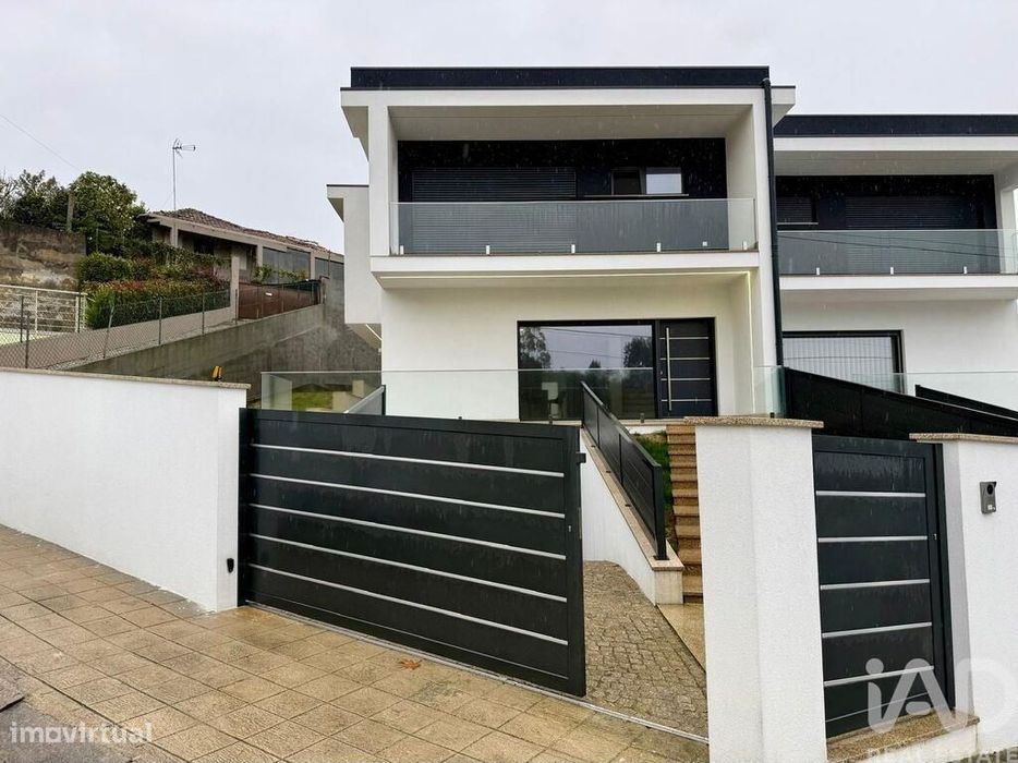 Moradia geminada T4 em Recezinhos (São Mamede) de 178 m2