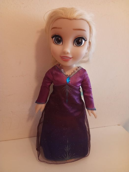 Boneca: Elsa Frozen fala e canta "Into the Unknown" com luz