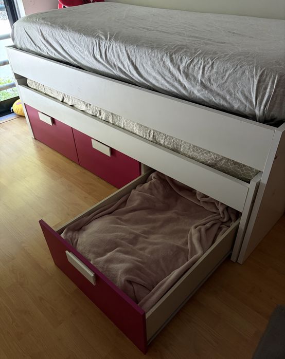Cama de solteiro com gaveta