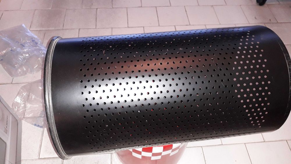 Cesto em metal preto e tampa em aço inox de roupa suja ou lixo. Usado