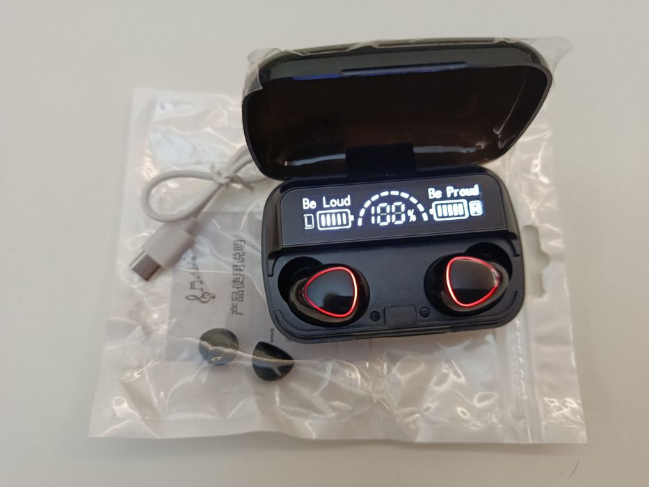 Наушники блютуз с кейсом разные