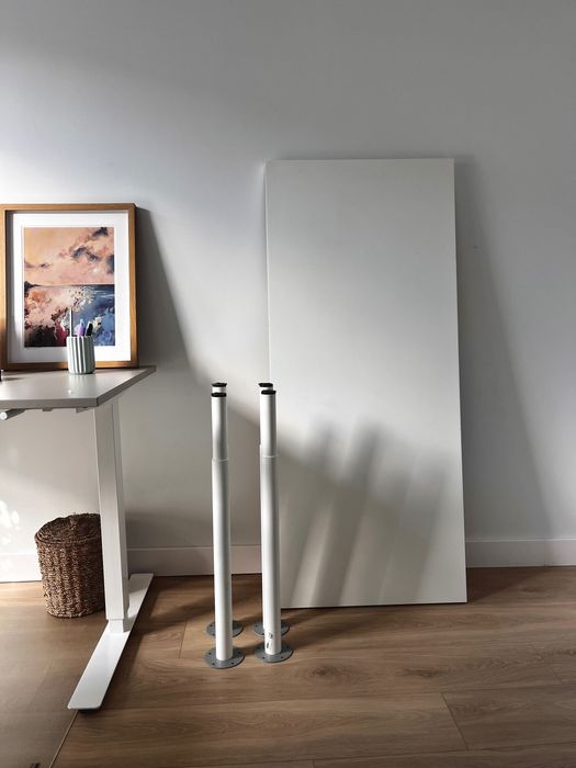 Białe biurko IKEA lagkapten