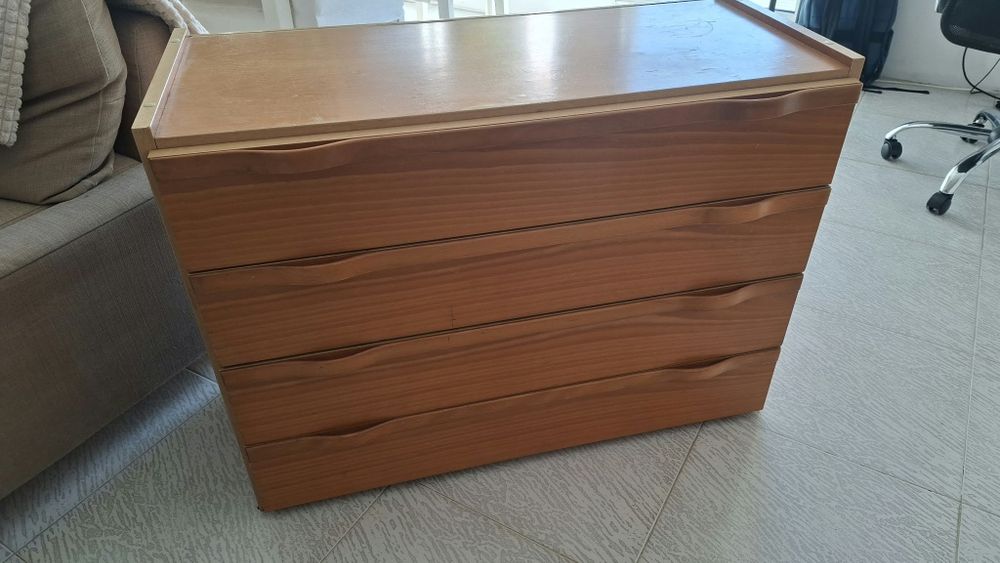 Estante madeira quatro gavetas