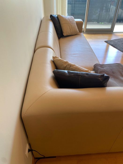 Sofá de canto com chaise longue 270 × 210 cm – Pele sintética bege