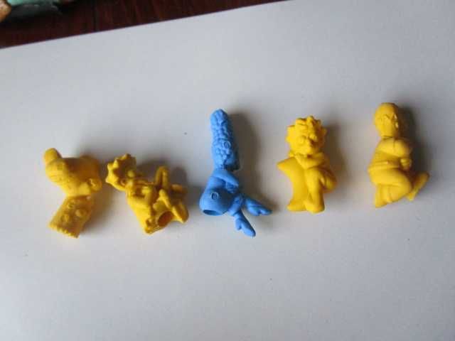 5 bonecos Simpson em borracha para colocar em lápis