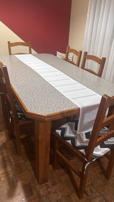 URGENTE - Conjunto Completo em Madeira Maciça – Cama + Cabeceiras + Mesa de Jantar