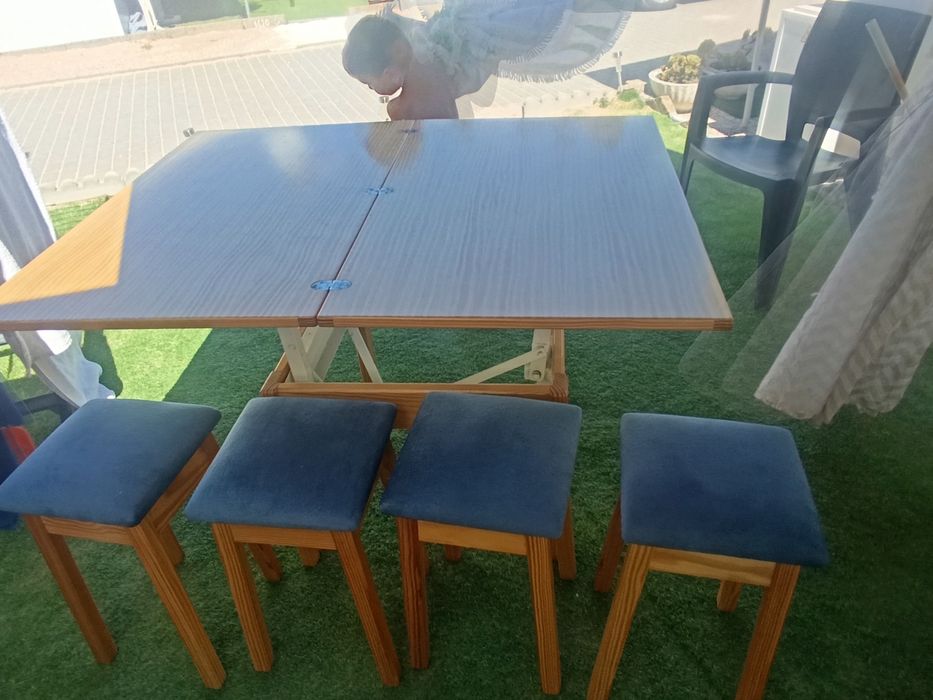 Mesa madeira e 4 bancos