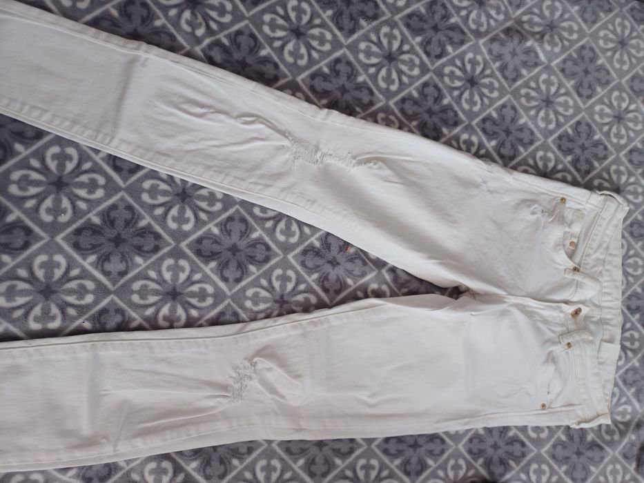 Białe jeansy spodnie