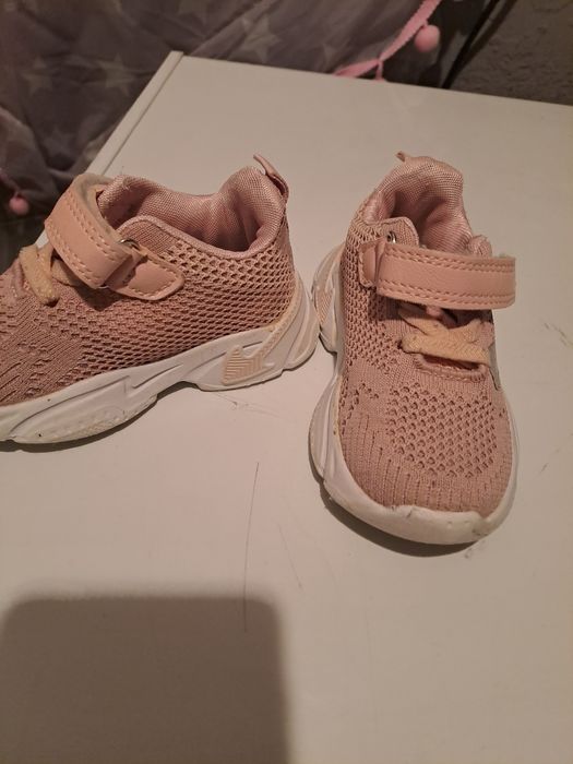 Взуття для дівчинки