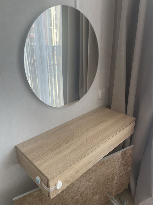 Туалетний столик з дзеркалом та підсвіткою