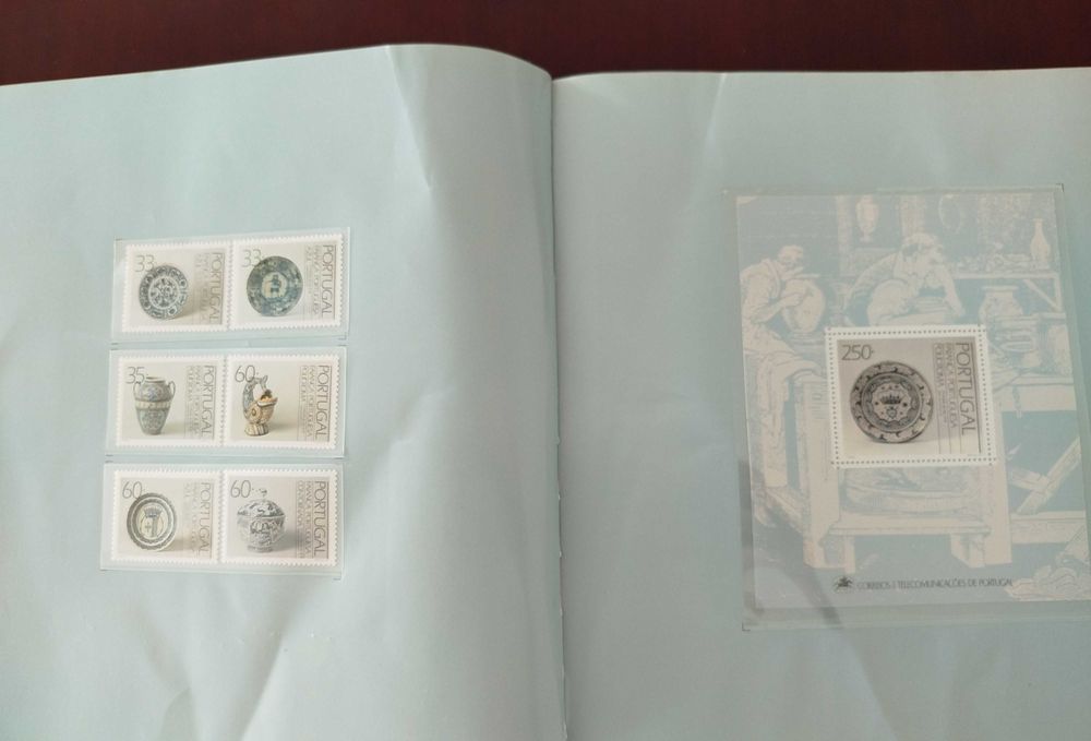 Livro "Faiança Portuguesa", com Selos temáticos, edição dos CTT