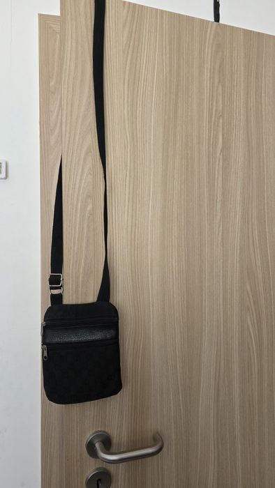 Mała czarna torebka saszetka.