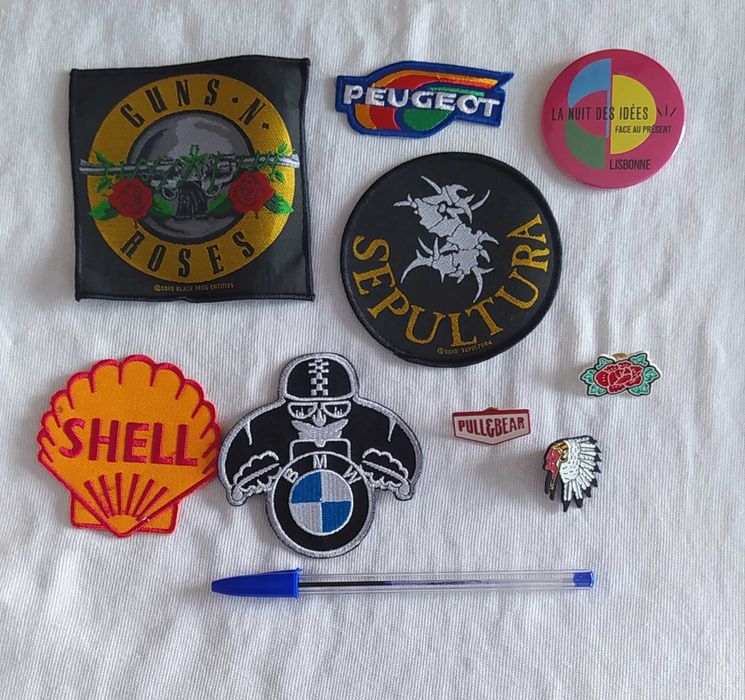 Conjunto de emblemas e pins