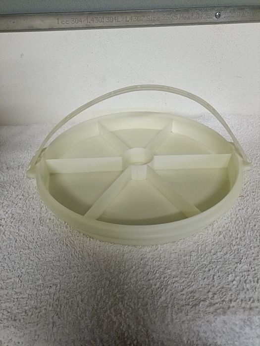 Various Tupperware Items443669023840030721