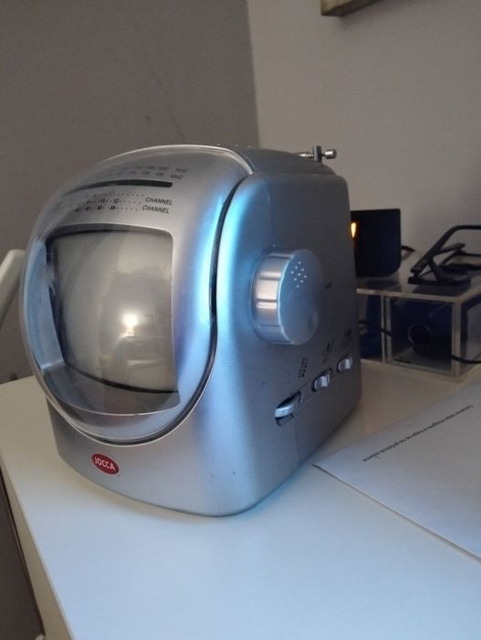 Mini televisão e rádio.