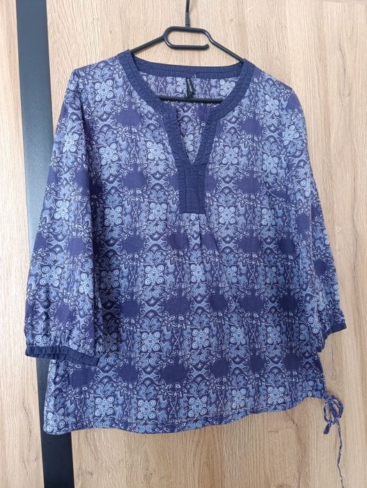 Granatowa bluzka we wzory z dekoltem V i rękawem 3/4