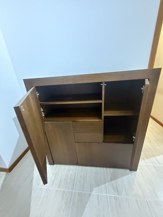 Aparador de madeira com bar embutido