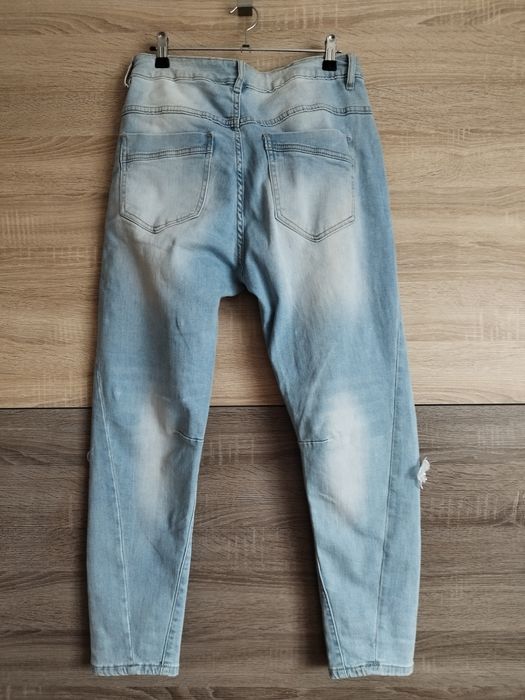 Jeansy casual z kwiatkami i perelkami M