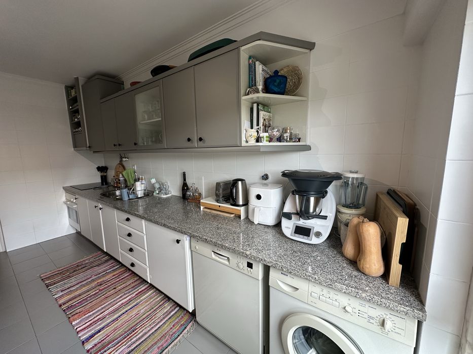 Armários, gavetas e bancada de cozinha