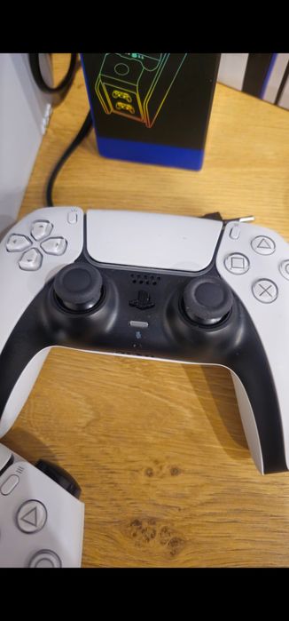 Playstation 5 fat z napedem dysk 1tb z ladowarka i 2 pady