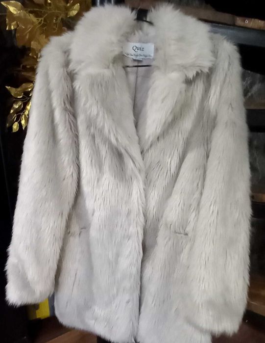 Шубка із штучного хутра.