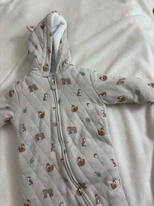 pikowany kombinezon niemowlęcy ze wzorem w leśne zwierzęta C&A 68 cm