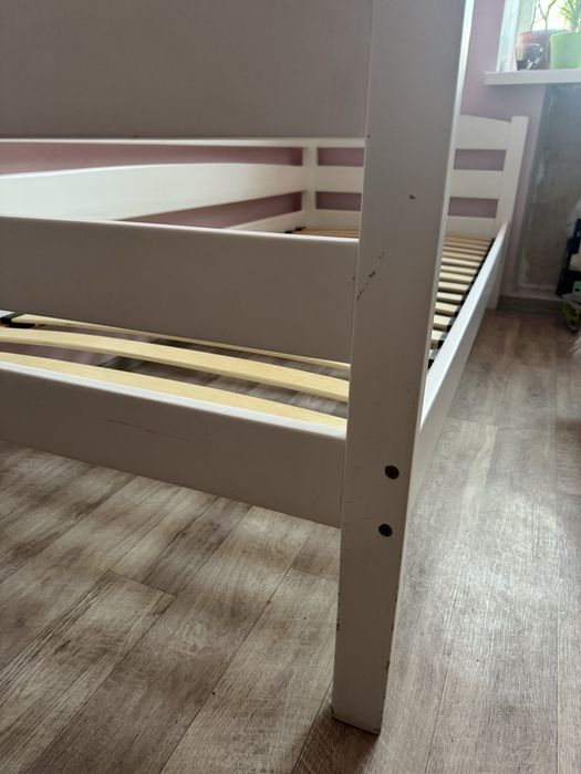 Кровать  односпальная из  натур дерева